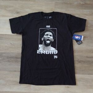 NWT NBA Stadium Essentials 76ers Joel Embiid Graphic T-Shirt Black Size M